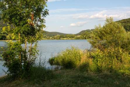 Фотошпалери на березі річки Фотошпалери на березі річки