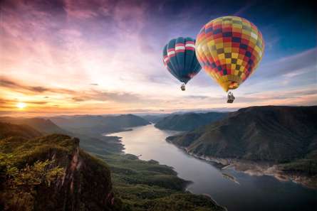 Фотошпалери Два повітряні кулі над річкою Фотошпалери Два повітряні кулі над річкою