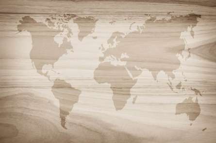 Фотошпалери Карта світу на тлі дерева Фотошпалери Карта світу на тлі дерева