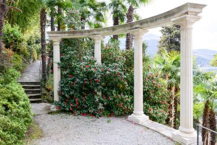 Фотошпалери білі колони в кольорах над морем Фотошпалери білі колони в кольорах над морем