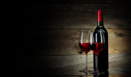 Фотообои красное вино в бокалах
