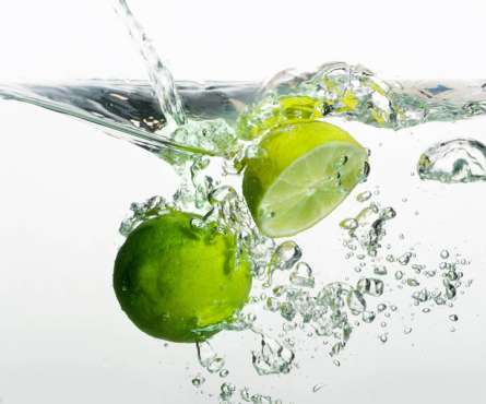 Фотообои Лаймы в воде Фотообои Лаймы в воде