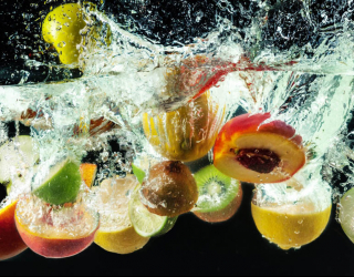 Фотошпалери соковиті фрукти у воді 26610