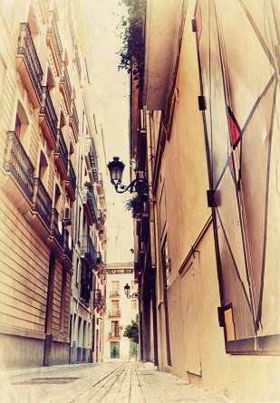 Фотошпалери вузька вулиця з ліхтарем