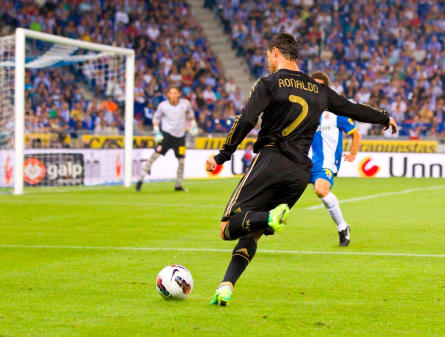 Фотообои Роналдо атакует ворота