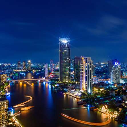 Фотошпалери темно-синє небо над містом