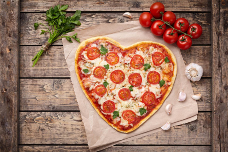 Фотообои Пицца в виде сердца