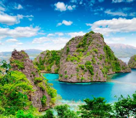 Фотообои Горы в зелени Фотообои Горы в зелени