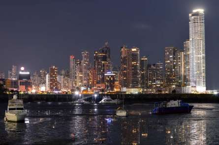 Фотошпалери яхти в місті