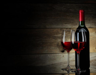 Фотообои красное вино в бокалах 20563